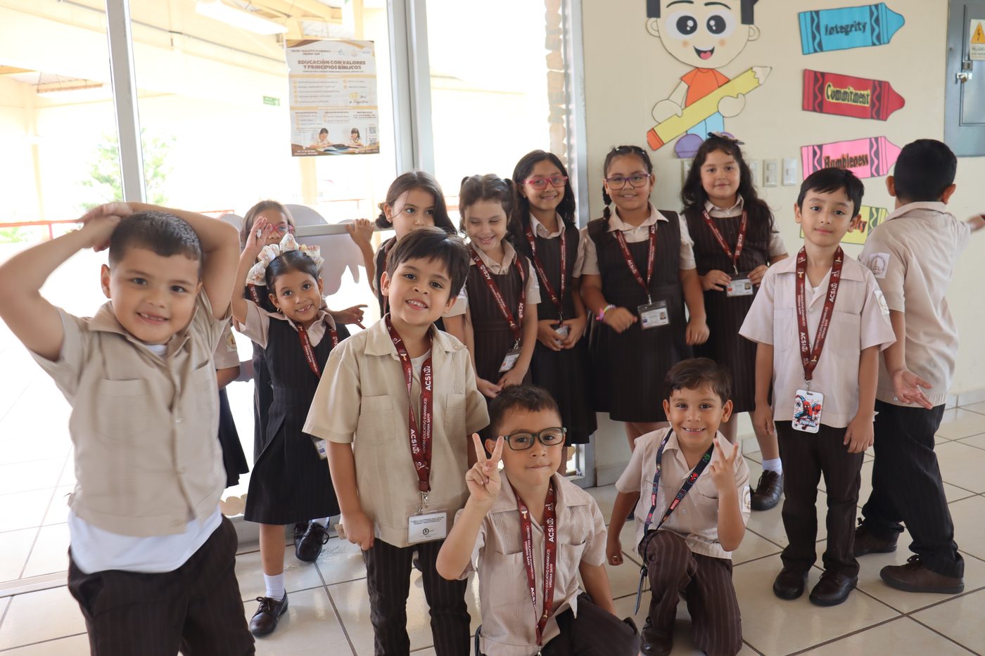 Grupo de estudiantes de primaria del Centro Educativo Evangélico Virginia Sapp sonriendo