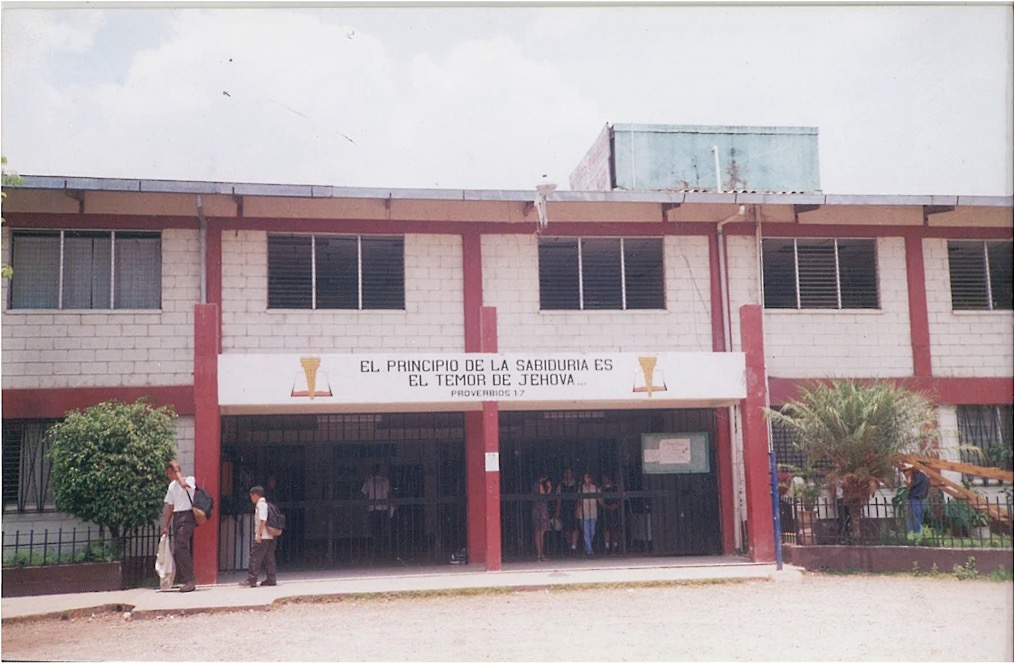 Fachada del instituto con el lema «El principio de la sabiduría es el temor de Jehová»