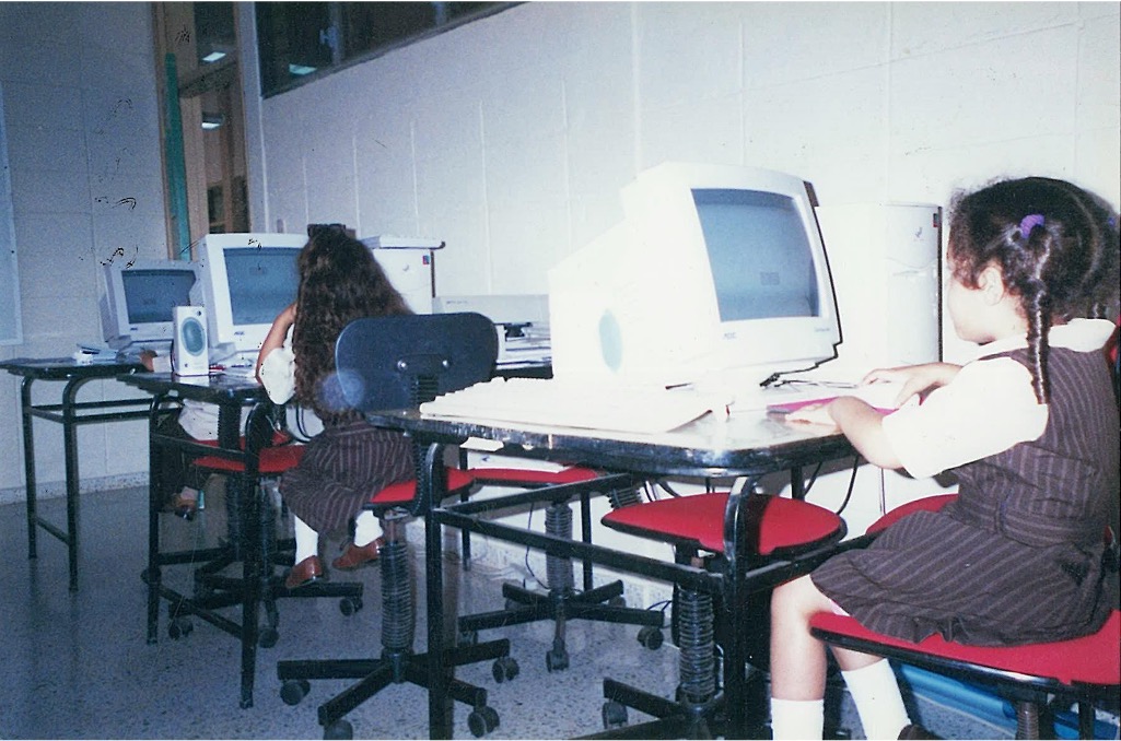 Estudiantes del instituto trabajando en el laboratorio de cómputo