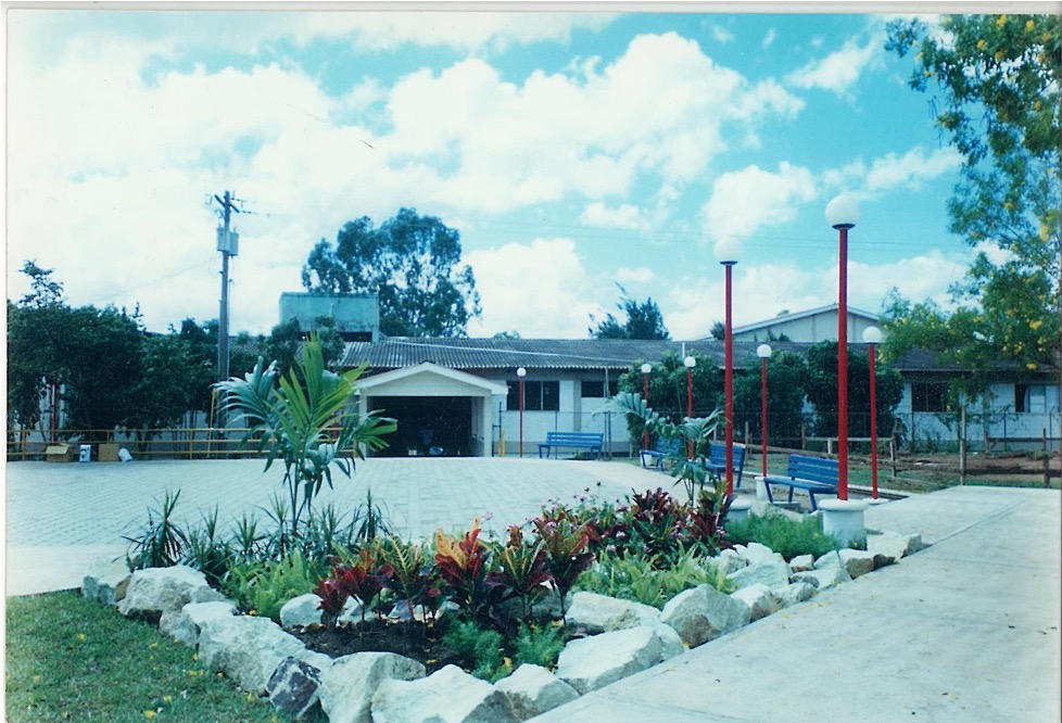 Plaza central del campus con jardineras y bancas