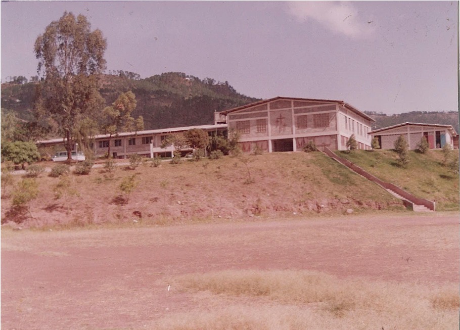 Vista del campus del Instituto Evangélico Virginia Sapp en sus primeros años